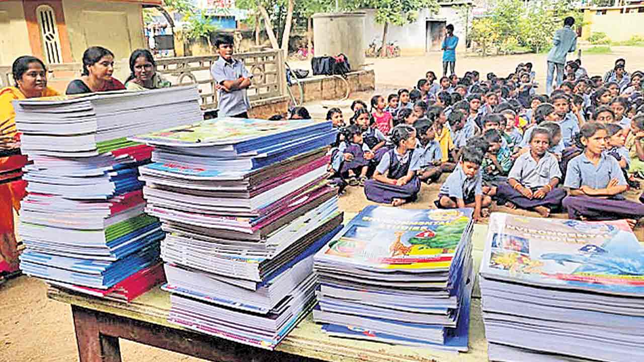 TS Schools | బడి తెరిచిన రోజే విద్యార్థులకు పాఠ్యపుస్తకాలు