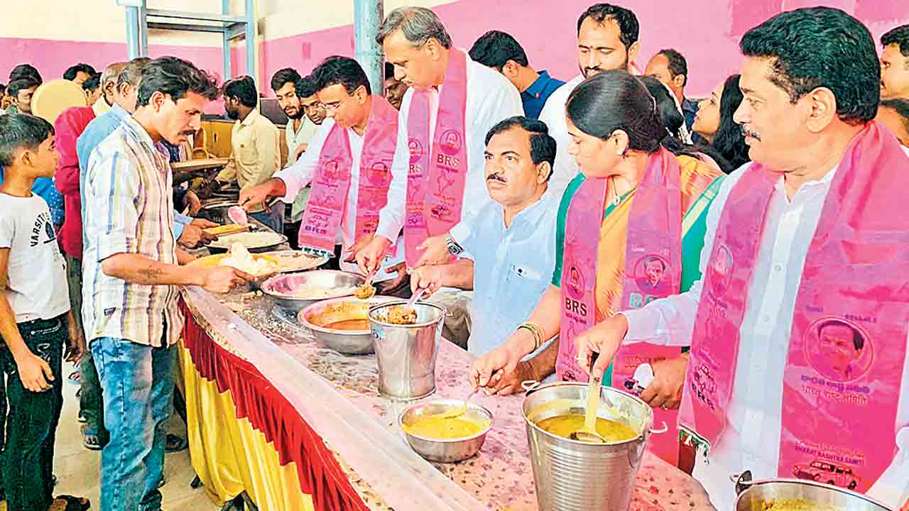 సందడిగా ఆత్మీయ సమ్మేళనాలు
