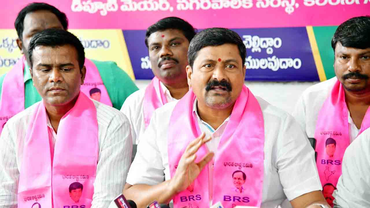 బండీ.. ఎంపీ పదవికి రాజీనామా చేయాలి