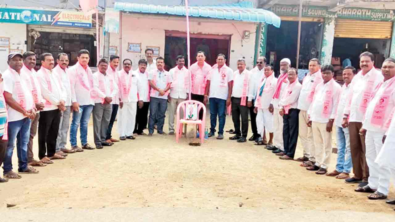 ఘనంగా గులాబీ జెండా పండుగ