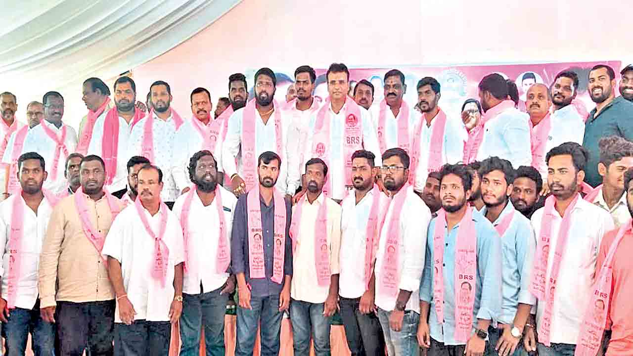 400 మంది బీఆర్‌ఎస్‌లోకి..