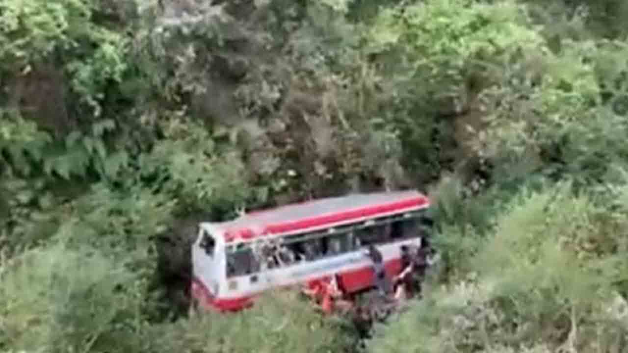 Bus Falls Into Ditch | లోయలో పడిన బస్సు.. ఇద్దరు మృతి, పలువురికి గాయాలు