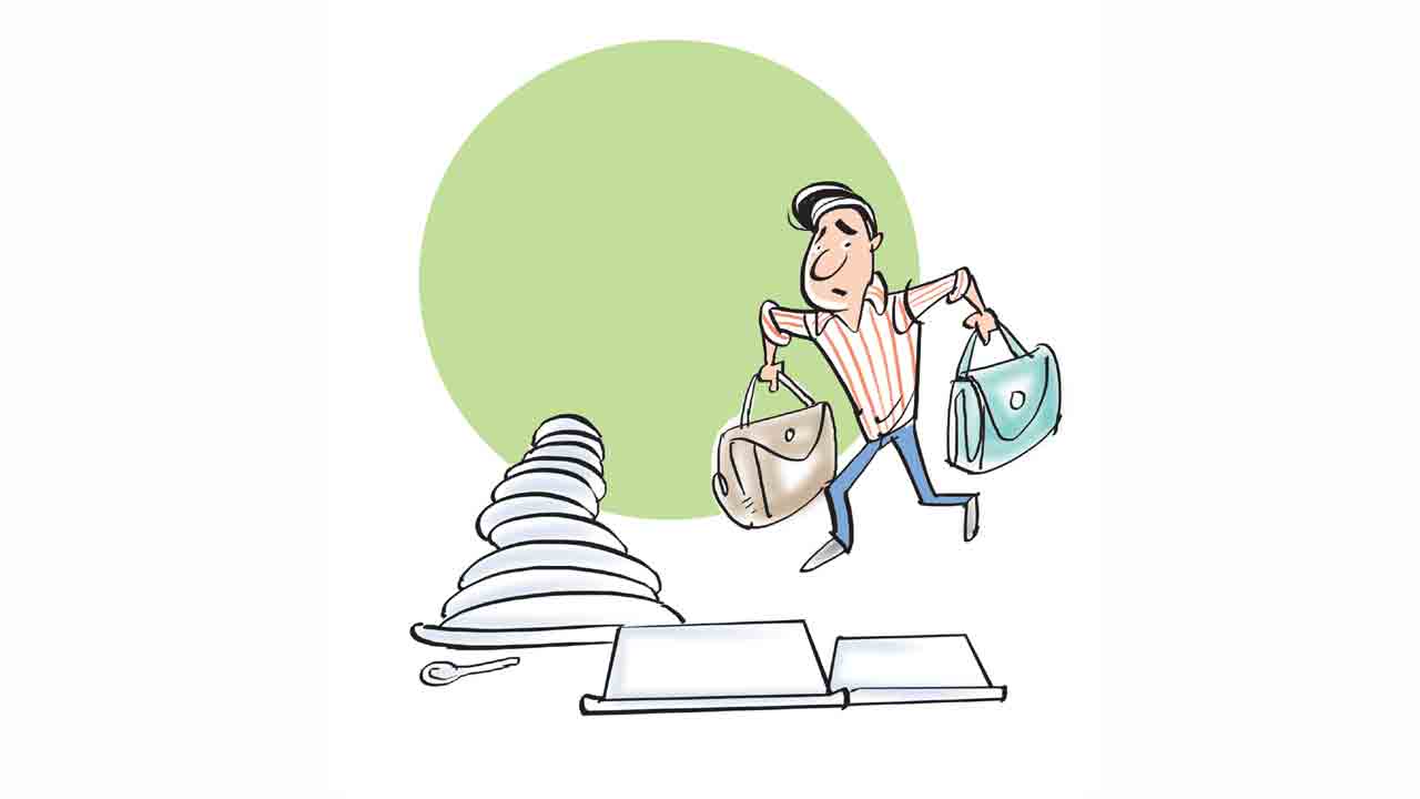 అగడువడ్డోడు ఐనంవోతే.. ఉన్న బోళ్లన్ని తోమి బోర్లిచ్చిండ్రట