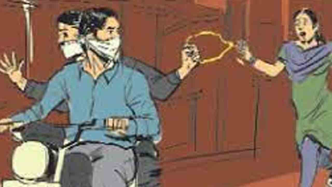 లిఫ్ట్‌ ఇచ్చి.. గొలుసు దోచి