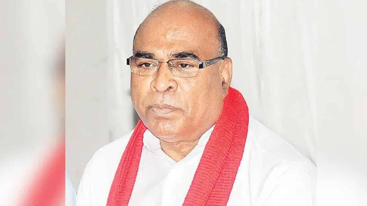 బండిని పదవి నుంచి తప్పించాలి