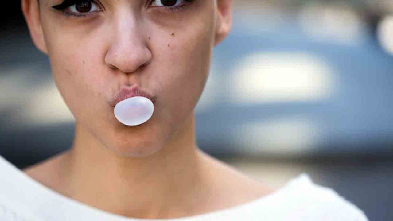 Food | చూయింగ్‌గమ్‌ మింగేస్తే ఏడేండ్ల పాటు కడుపులోనే ఉంటుందా?