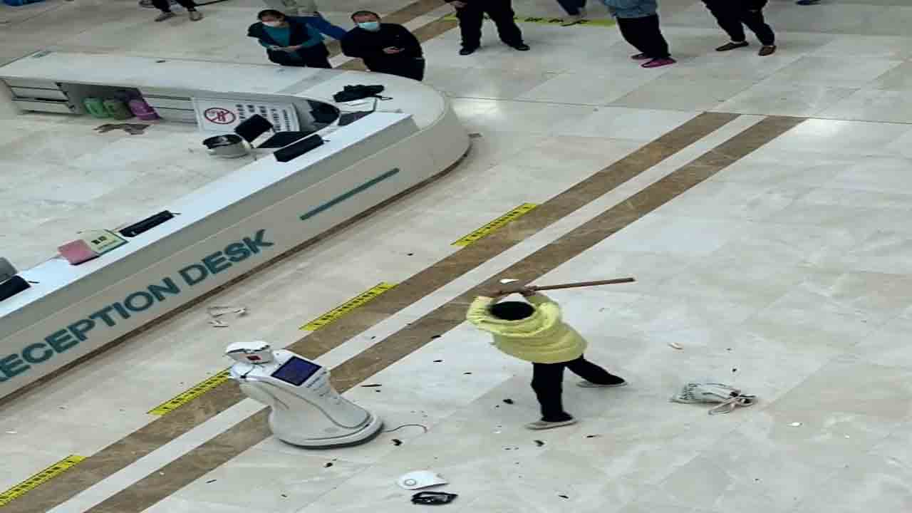 Watch: రోబో రిసెప్షనిస్ట్‌పై మహిళ దాడి.. చైనా ఆసుపత్రిలో సంఘటన