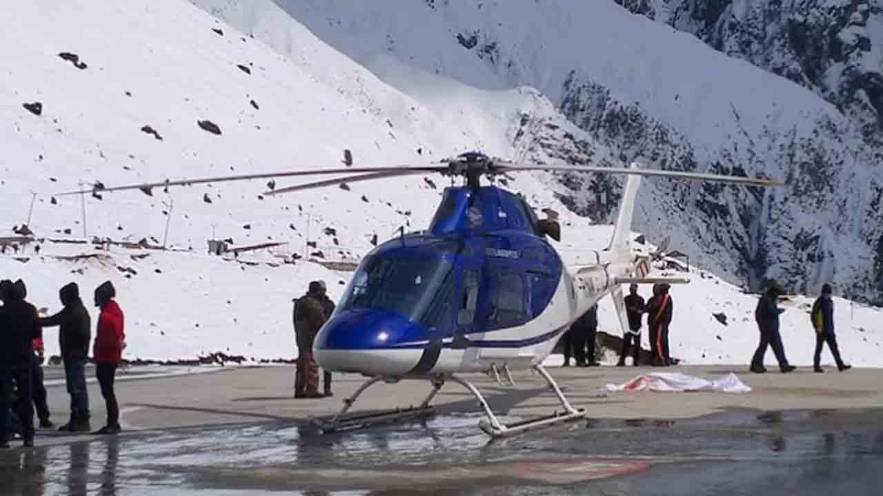 selfie | సెల్ఫీ తెచ్చిన తంటా.. హెలికాప్టర్‌ రెక్కలు తగిలి ప్రభుత్వ అధికారి మృతి