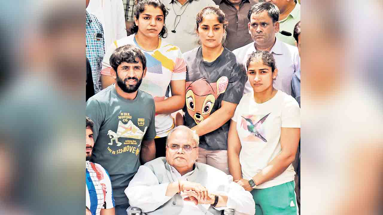 Wrestlers protest |  ఈ కూతుళ్ల మన్‌ కీ బాత్‌ వినండి.. ప్రధాని మోదీకి రెజ్లర్ల గోడు