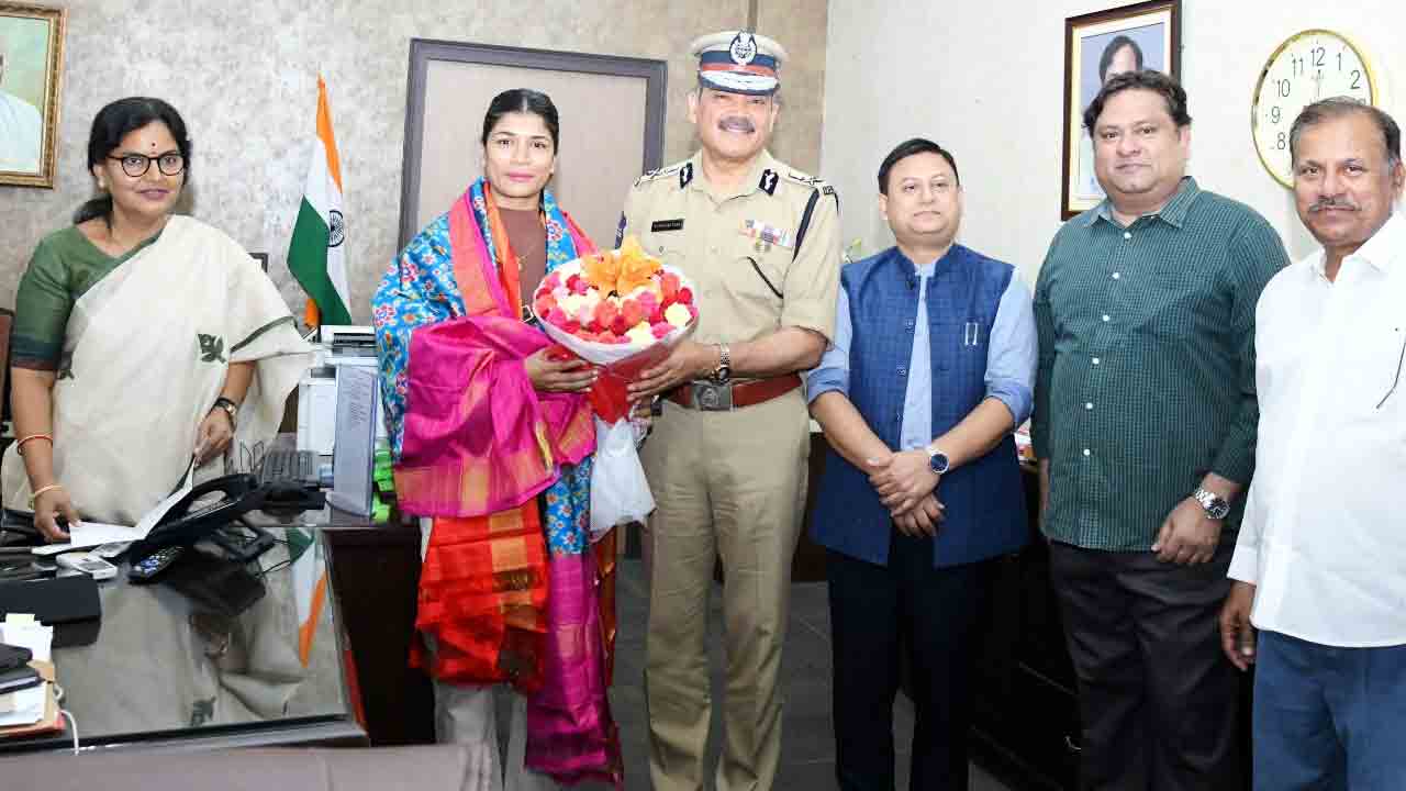 Nikhat Zareen | ప్రపంచ బాక్సింగ్ ఛాంపియన్‌ నిఖత్ జరీన్‌ను స‌న్మానించిన సీఎస్, డీజీపీ