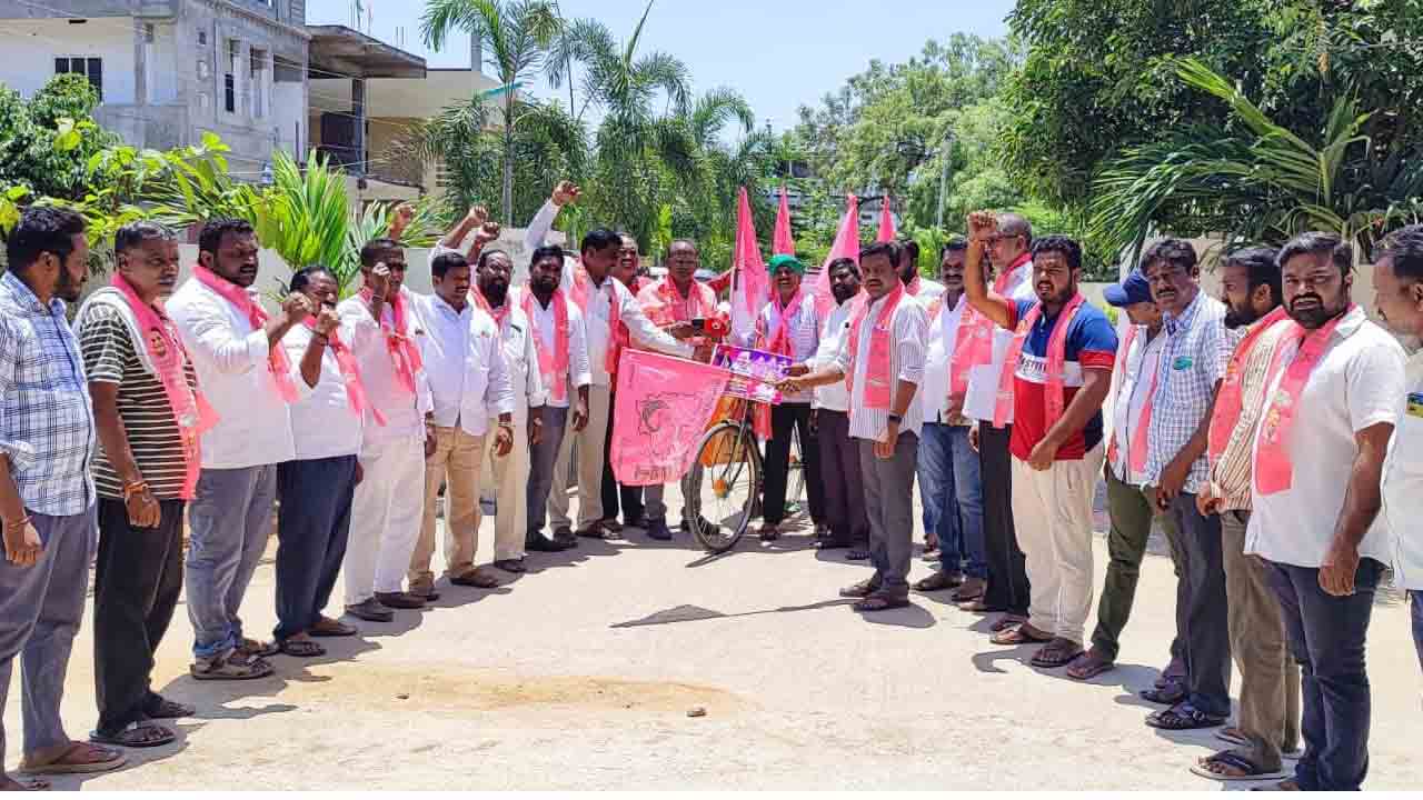 కేసీఆర్‌ ప్రధాని కావాలని సైకిల్‌ యాత్ర