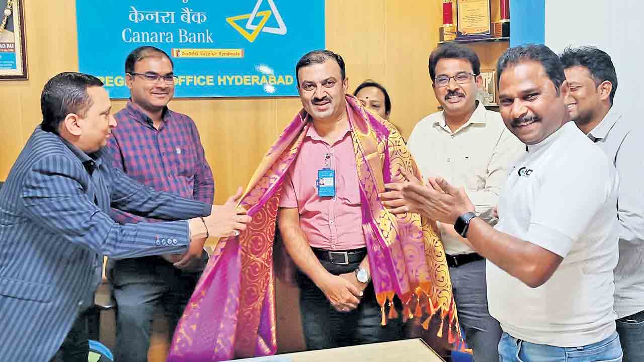 HCG |  సైకిల్‌ తొక్కు.. సత్కారం పొందు.. సైకిల్‌పై ఉద్యోగాలకు వెళ్లేవారికి సత్కారం