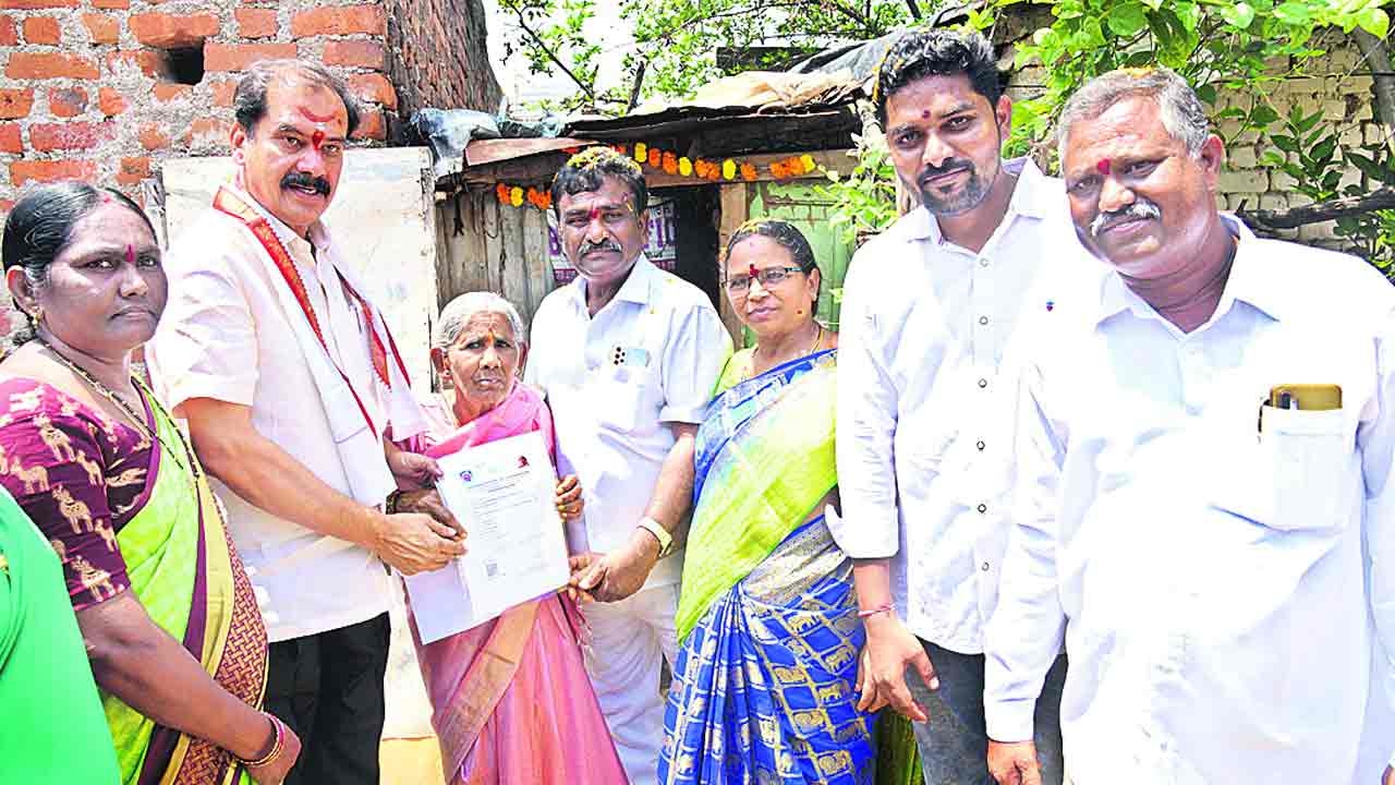 పట్టాలు వచ్చె.. సంతోషం తెచ్చె