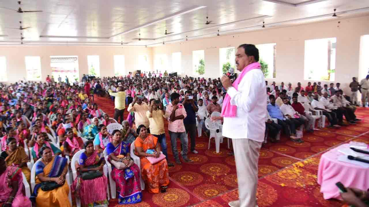 అవార్డులిచ్చి అభినందిస్తరు..నిధులు తగ్గించి నీరుగారుస్తరు..