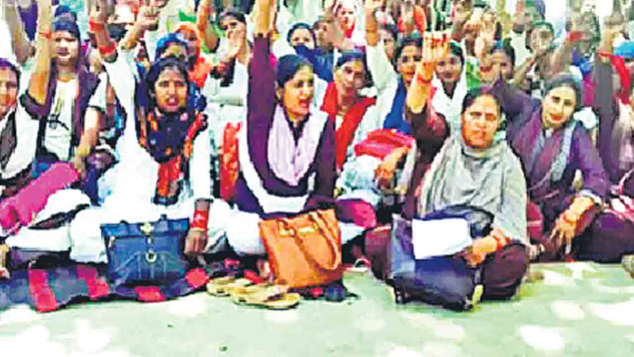 Uttar Pradesh |  జీతాల్లేవ్‌.. కూలీ లేదు.. బీజేపీ పాలిత యూపీలో ఆశా వర్కర్ల ఆకలి కేకలు.. నెలలుగా ఉపాధి కూలీలకు పస్తులే