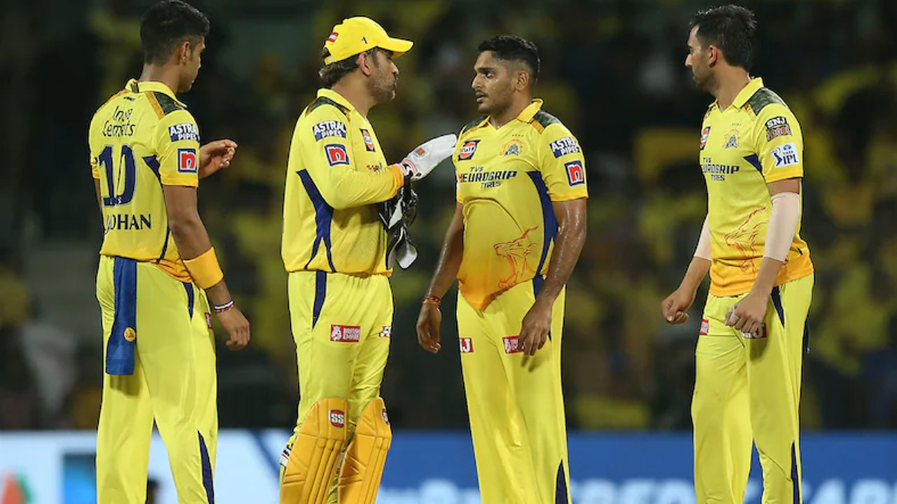 MS Dhoni: బౌల‌ర్ దేశ్‌పాండేకు క్లాస్ పీకిన ధోనీ.. వీడియో