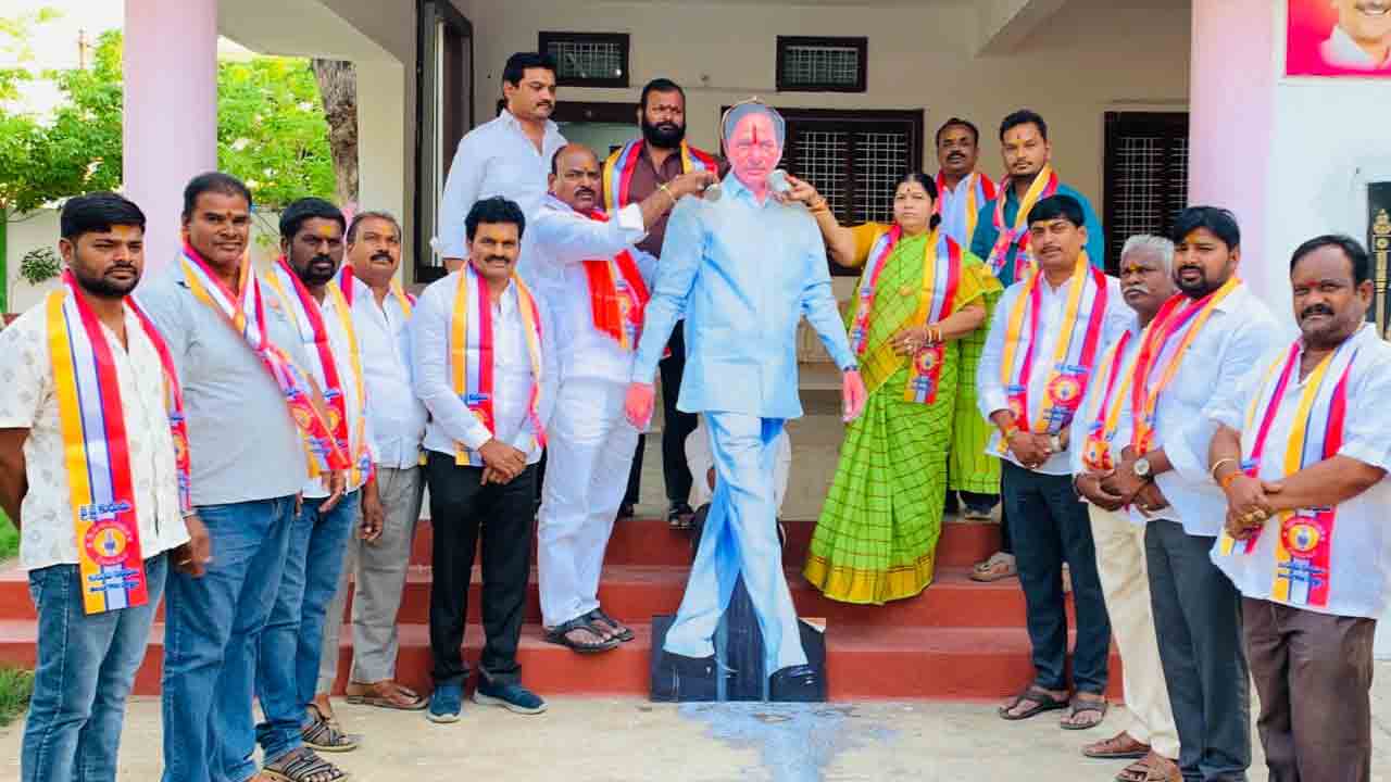 G‘O’s Release | అధికారికంగా దొడ్డి కొమురయ్య జయంతి, వర్ధంతుల జీవో విడుదల.. సీఎం కేసీఆర్ చిత్రపటానికి క్షీరాభిషేకం