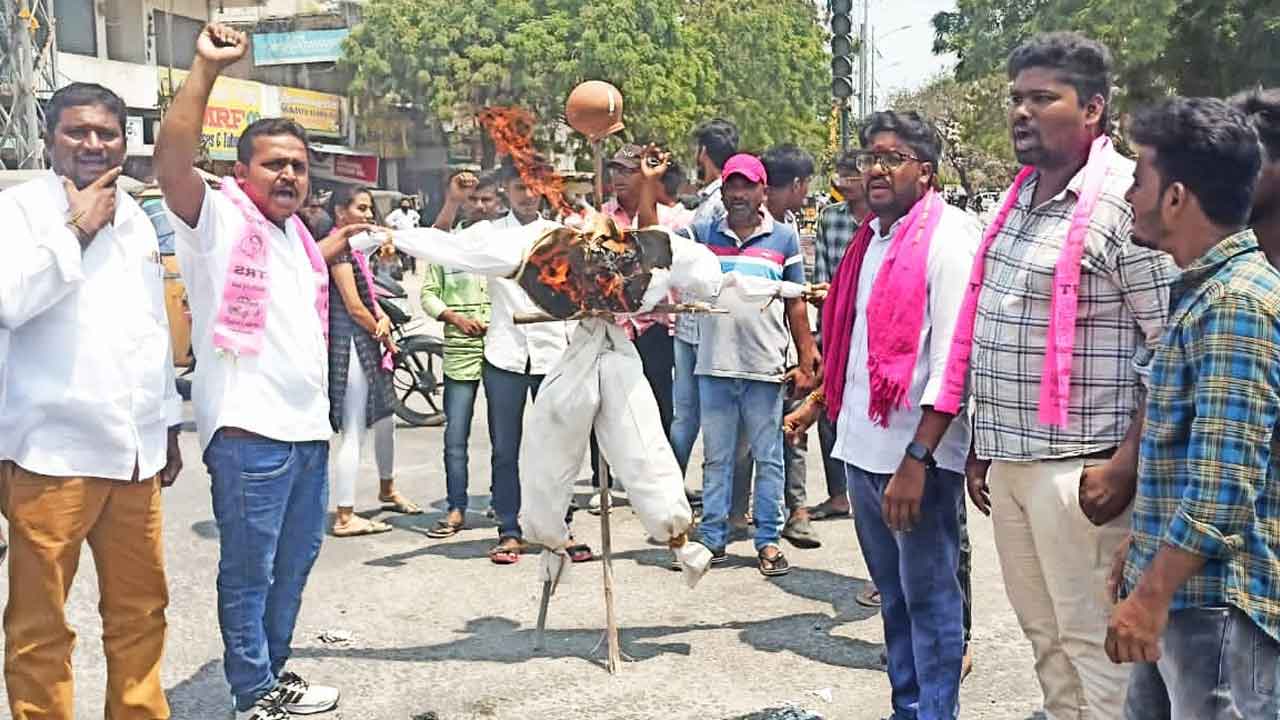 బీజేపీ లీక్స్‌పై భగ్గుమన్న జనం