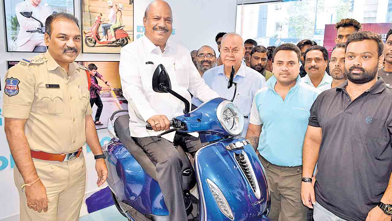 హైదరాబాద్‌లో చేతక్‌ ఎక్స్‌పీరియన్స్‌ సెంటర్‌