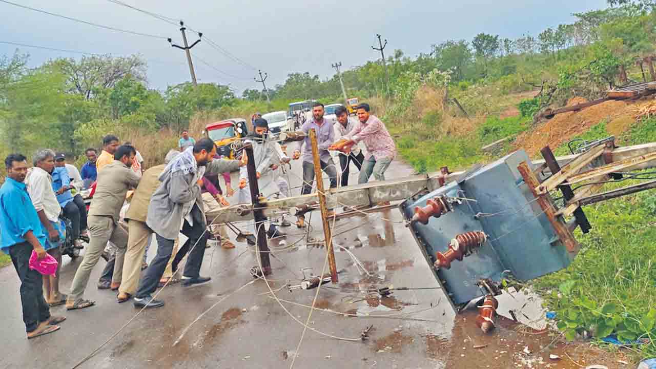 ఈదురు గాలులతో భారీ వర్షం