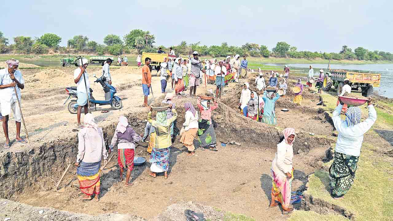 ‘ఉపాధి’కి కేంద్రం కత్తెర