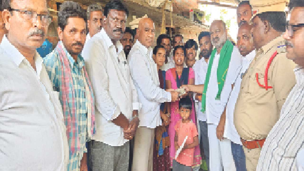 బాధిత కుటుంబాలకు అండగా బీఆర్‌ఎస్‌