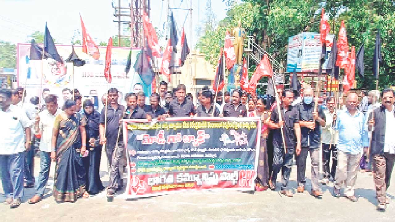 ప్రధాని మోదీకి నిరసన సెగ