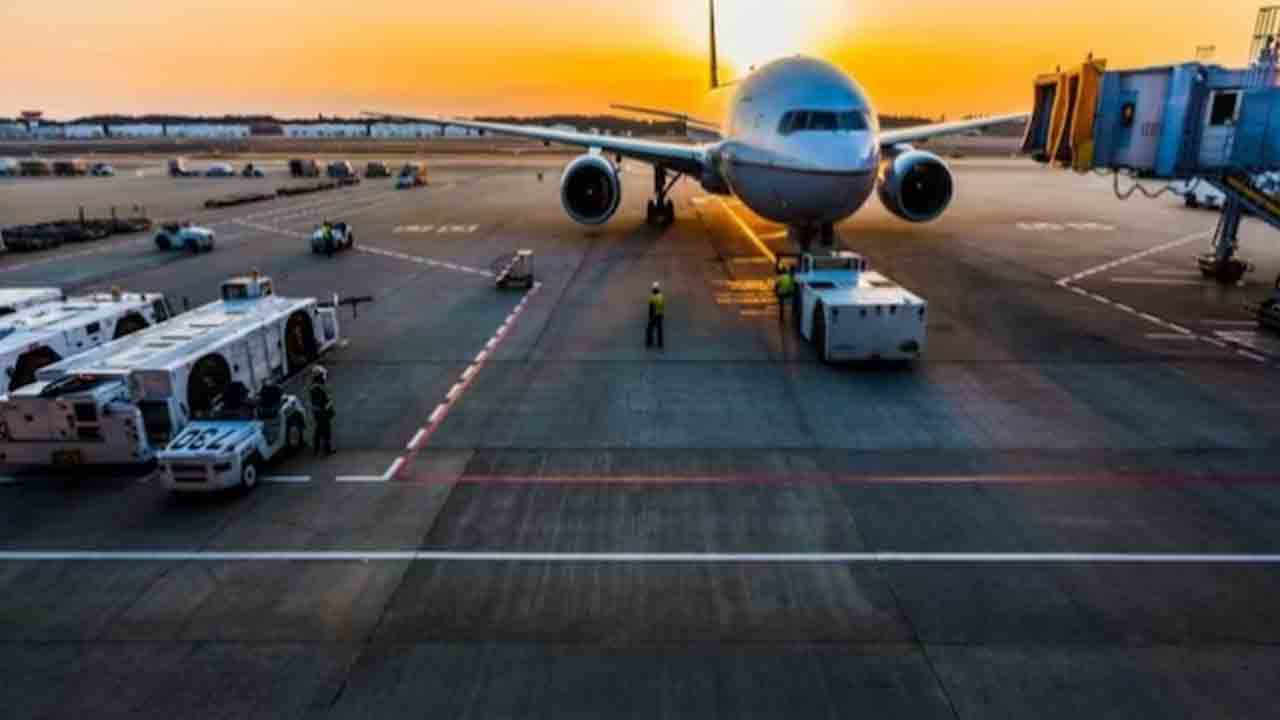 emergency landing | విమానం విండ్‌షీల్డ్‌కు పగుళ్లు.. ఎయిర్‌పోర్ట్‌లో ఎమర్జెన్సీ ల్యాండింగ్‌