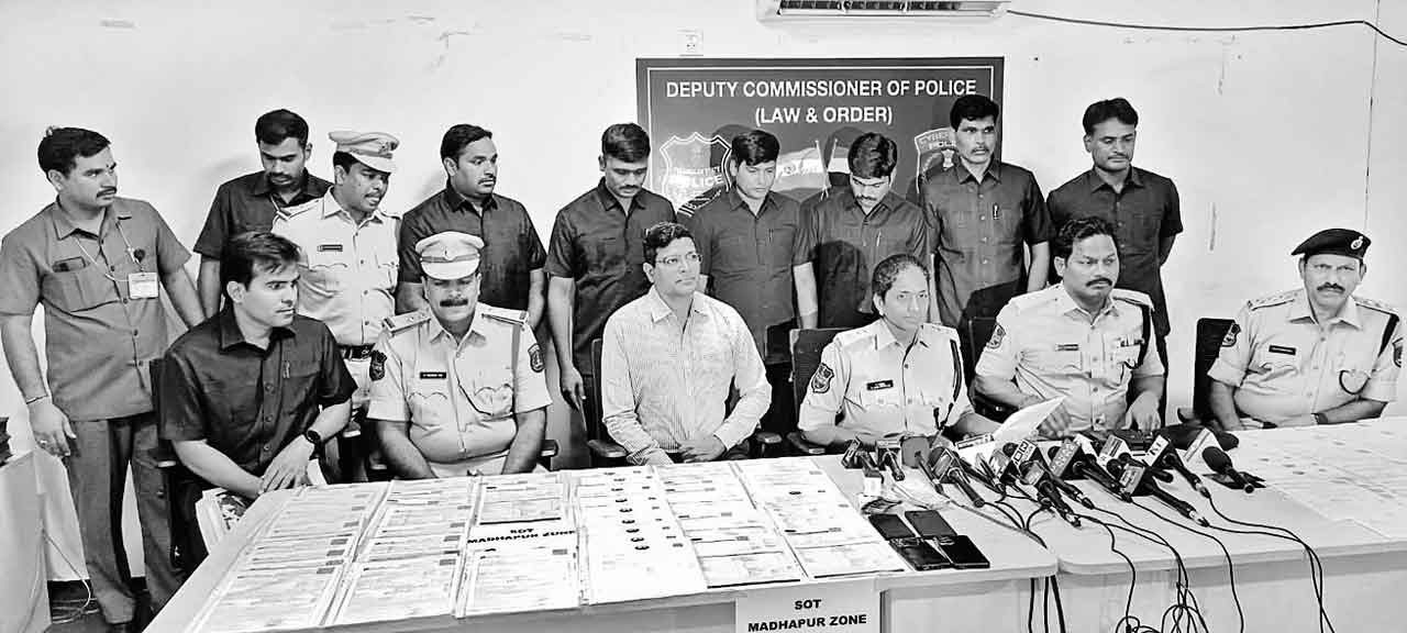 నకిలీ ఇన్సూరెన్స్‌ సర్టిఫికెట్ల ముఠా అరెస్టు