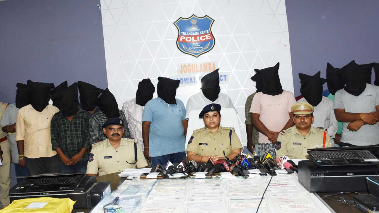 వెలుగులోకి నకిలీలలు