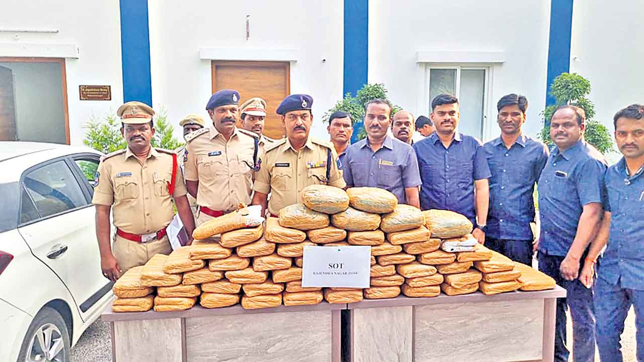 గంజాయి స్మగ్లర్‌గా టెన్నిస్‌ కోచ్‌