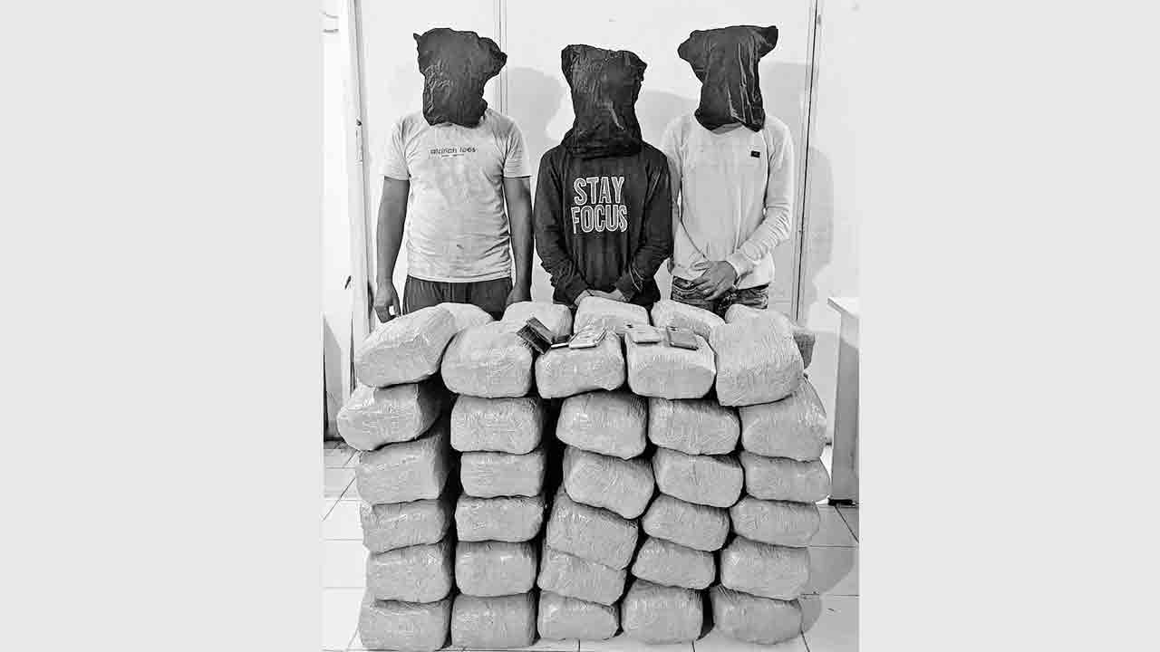 గంజాయిని తరలిస్తున్న అంతర్రాష్ట్ర ముఠా అరెస్టు