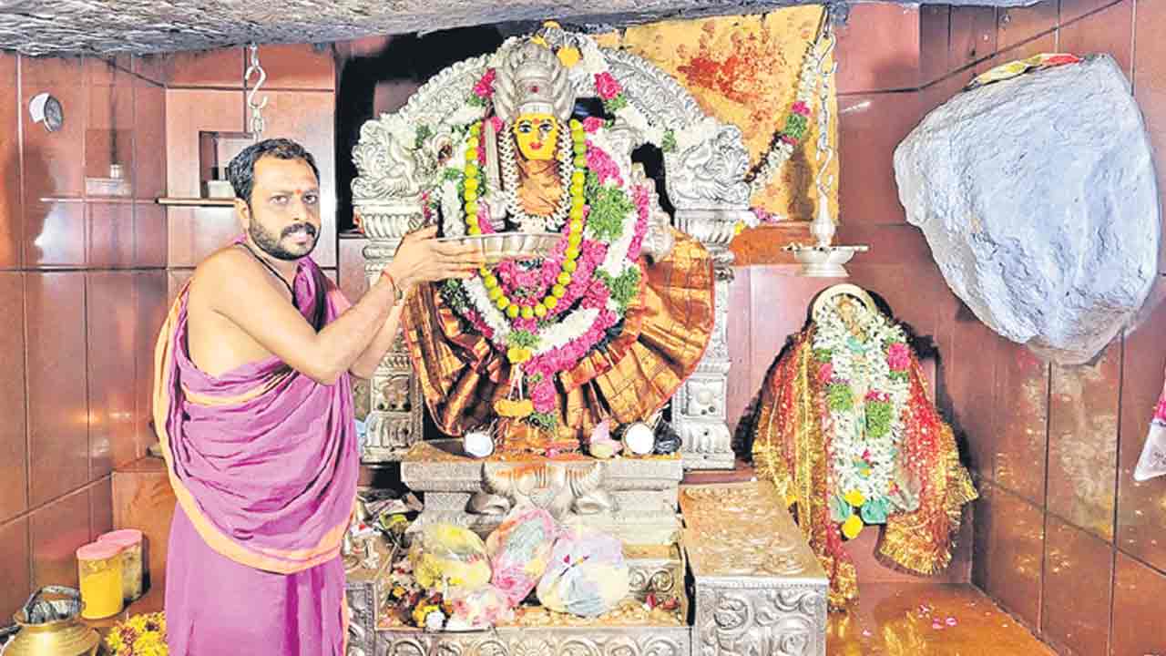 ఏడుపాయల్లో భక్తులు సందడి