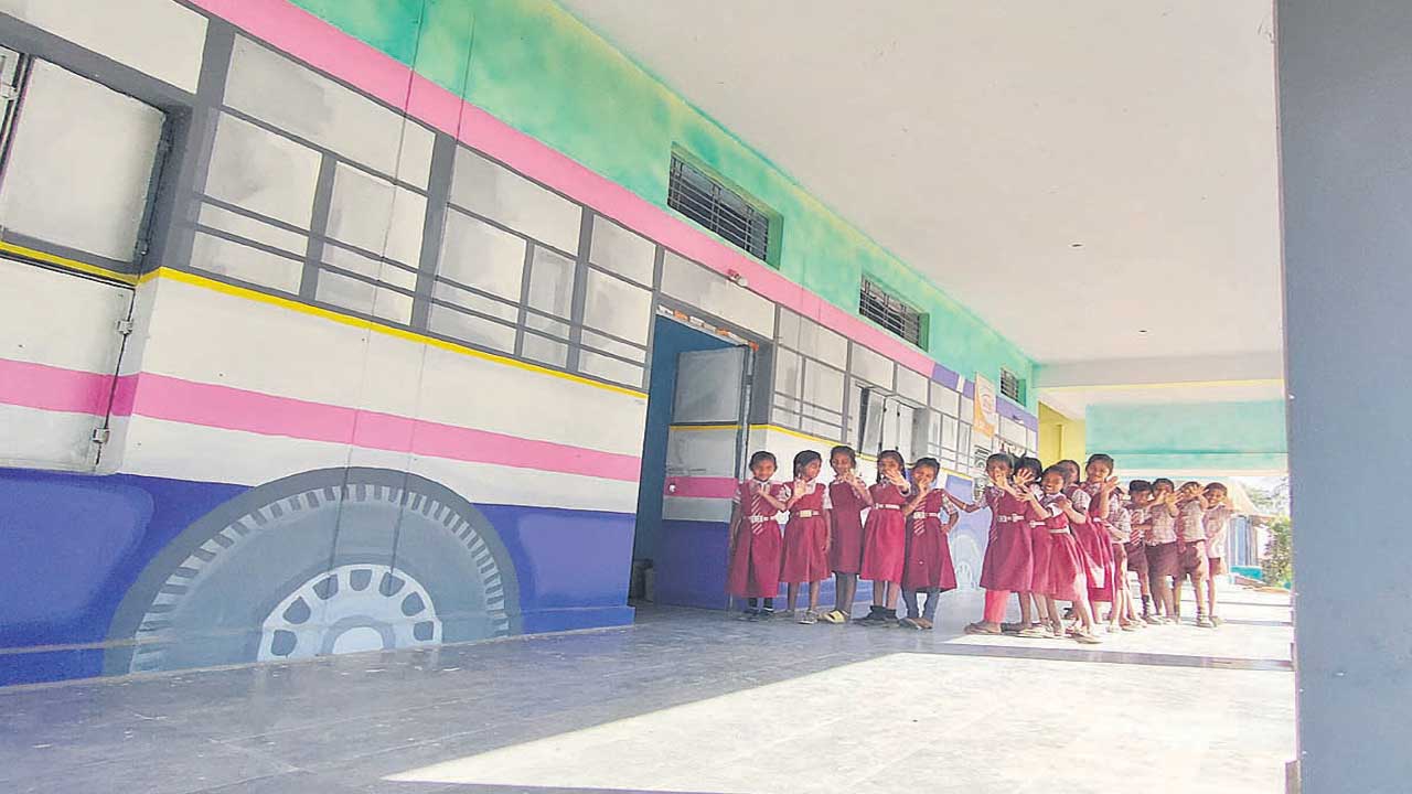 Sircilla | బస్సుల బడి.. పల్లెవెలుగు, సిటీబస్సుల్లా తరగతి గదులు.. ఆసక్తి చూపుతున్న విద్యార్థులు