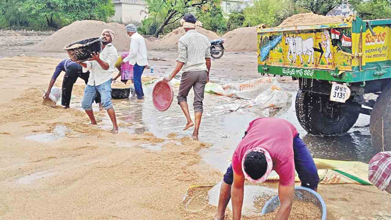 అకాల వర్షం.. తడిసిన ధాన్యం