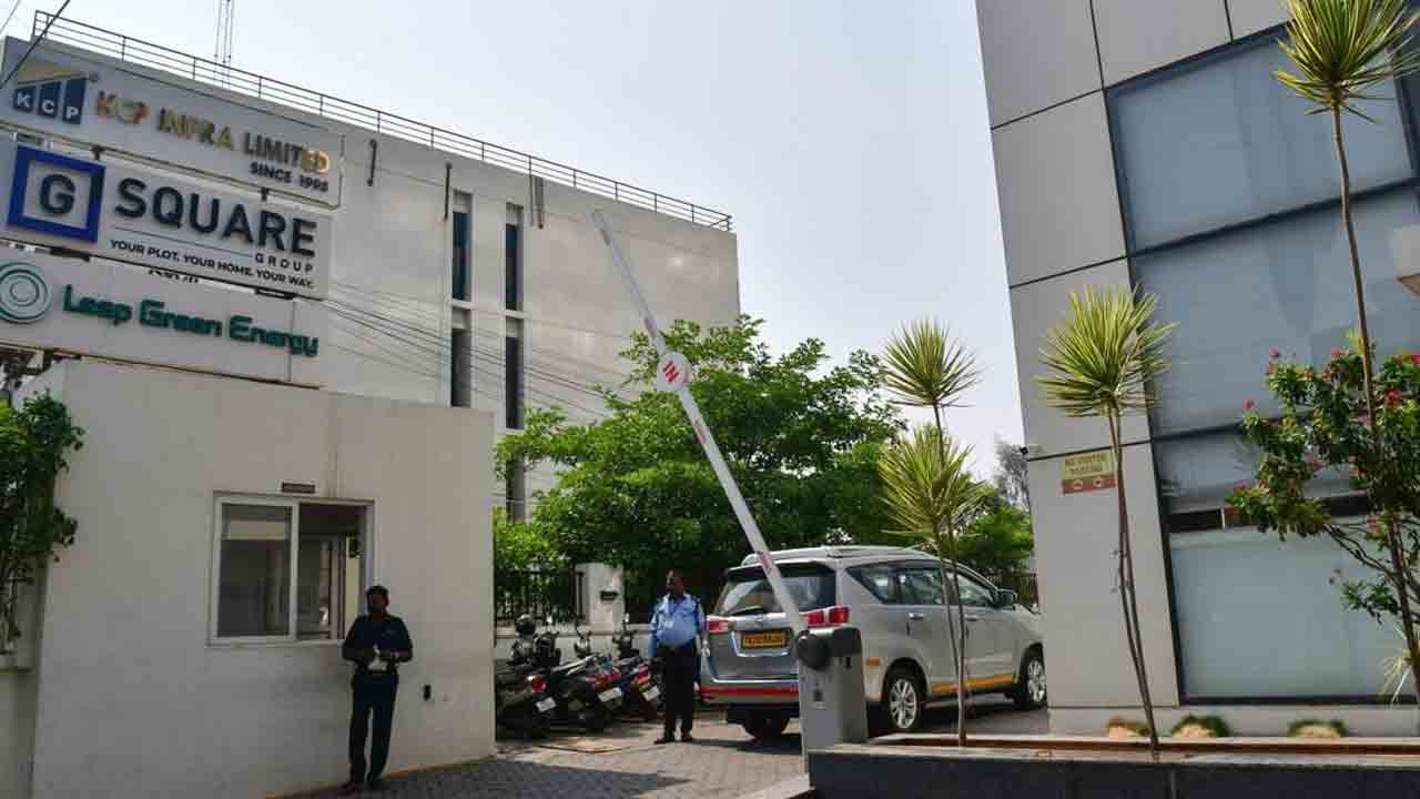 Income Tax: రియ‌ల్ ఎస్టేట్ సంస్థ ఆఫీసుల్లో ఐటీశాఖ సోదాలు