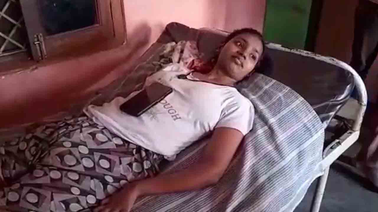 Madhya Pradesh | నా వైద్యం కోసం నాన్న ర‌క్తాన్ని అమ్ముకున్నాడు.. కానీ.. ఓ కూతురి ఆవేద‌న‌