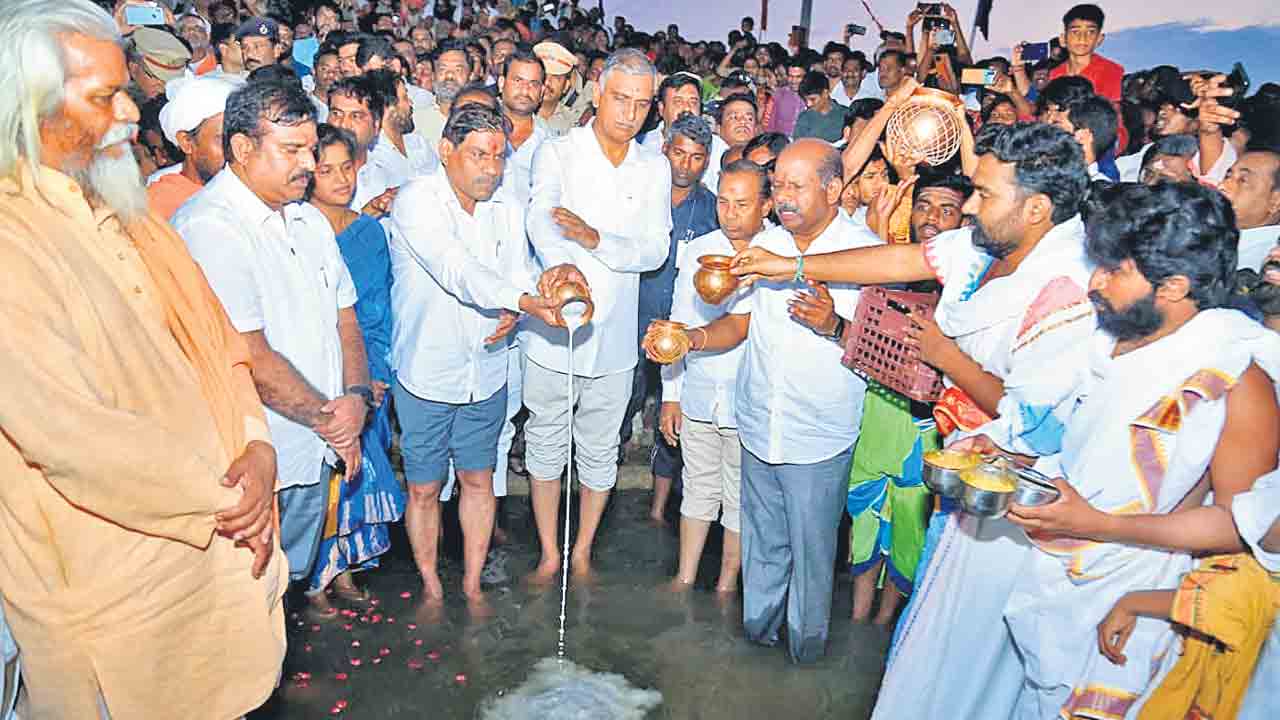 Minister Harish rao |  రజనీకి తెలిసింది.. గజనీలకు తెలుస్తలేదు: మంత్రి హరీశ్‌రావు