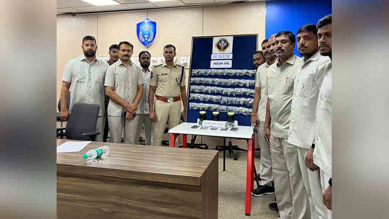 Hyderabad | హైద‌రాబాద్‌లో డ్ర‌గ్స్ క‌ల‌క‌లం.. 2.5 లీట‌ర్ల హ‌ష్ ఆయిల్ స్వాధీనం