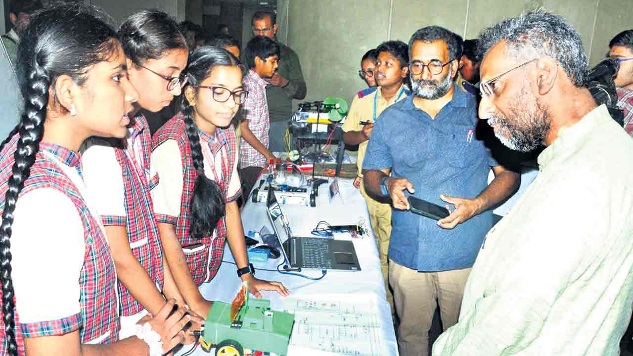 ఆవిష్కరణలు అదుర్స్‌.. ఐఐటీ హైదరాబాద్‌లో విద్యార్థులు సందడి