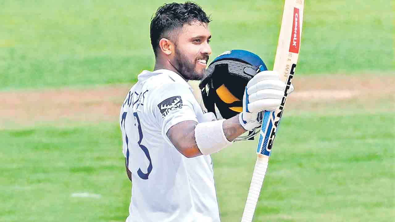 శ్రీలంక 704/3