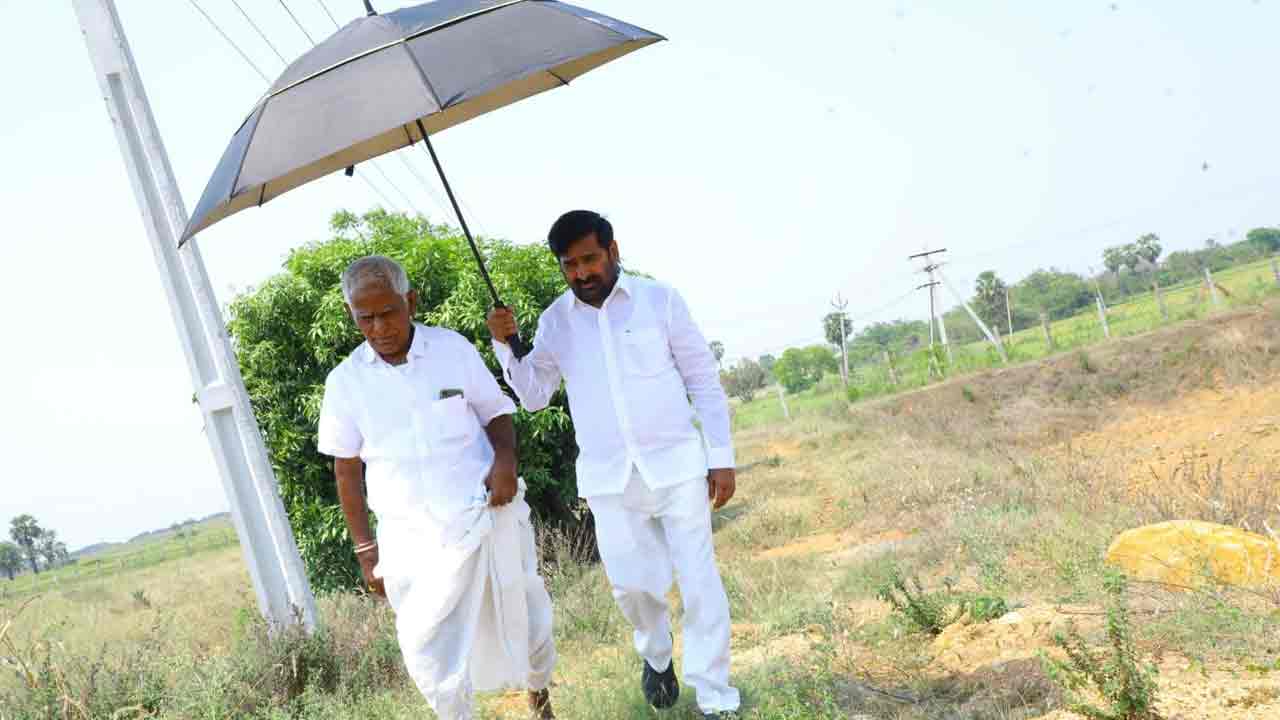 గొడుగు పట్టి.. స్ఫూర్తిగా నిలిచిన మంత్రి