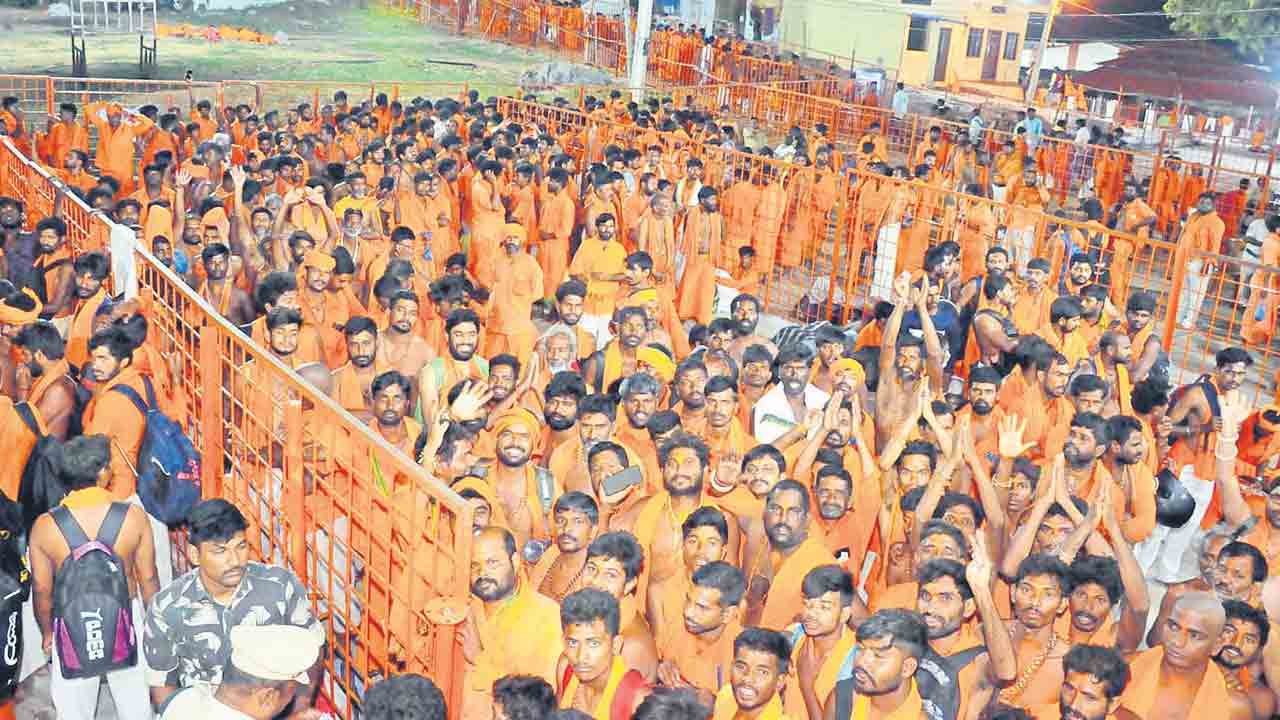 కొండంతా జనం