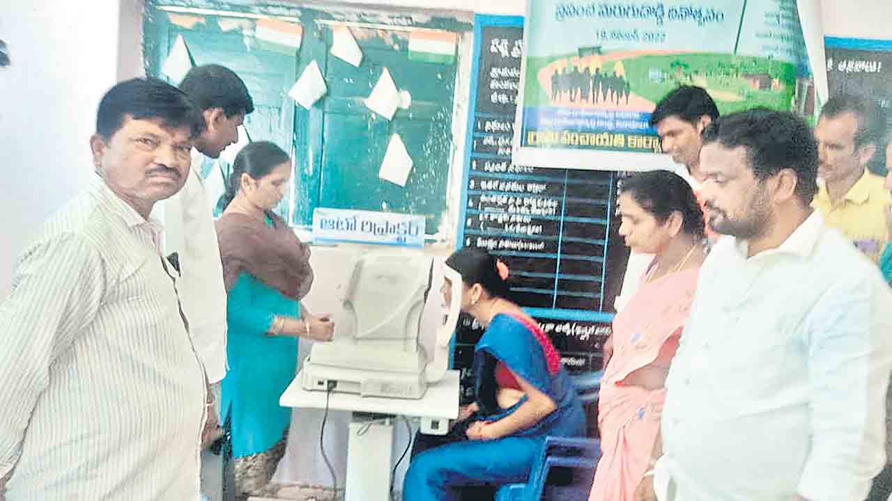 ఉత్సాహంగా కొనసాగుతున్న ‘కంటి వెలుగు’ శిబిరాలు