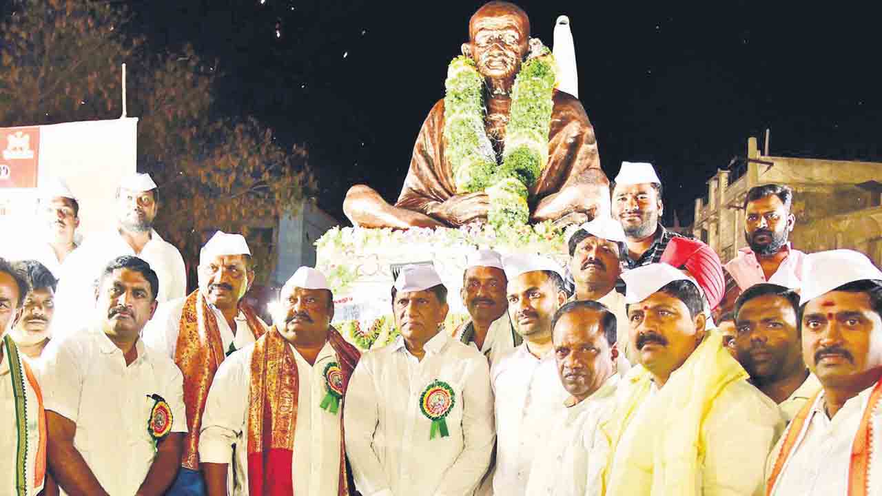 స్వరాష్ట్రంలో మహనీయులకు గౌరవం