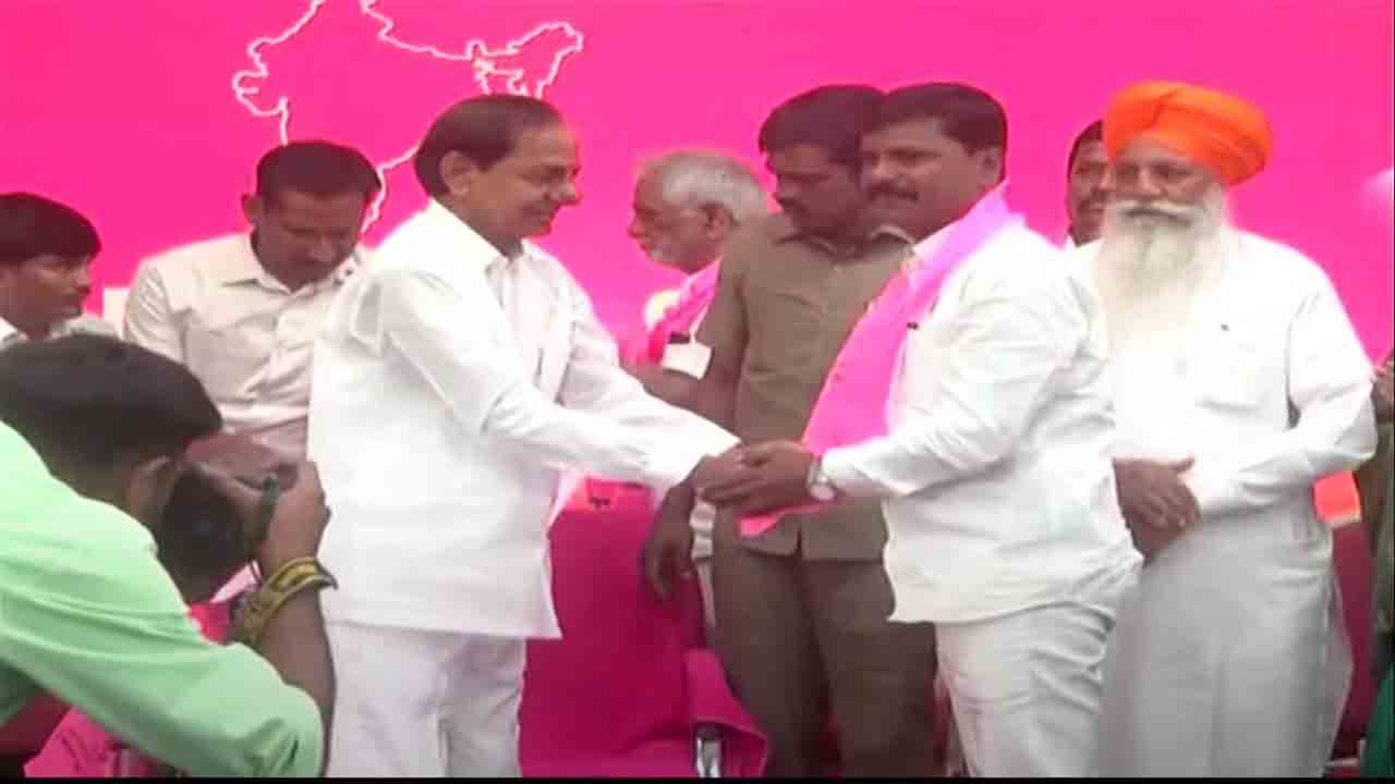 BRS Party | బీఆర్ఎస్‌లో చేరిన మ‌హారాష్ట్ర‌ రైతు సంఘాల నేత‌లు.. సాద‌రంగా ఆహ్వానించిన సీఎం కేసీఆర్