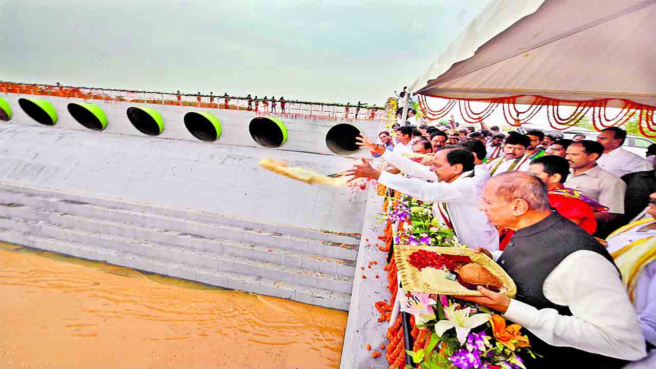 Kaleshwaram |  కేసీఆర్‌ సంకల్పం.. కాళేశ్వర జల విప్లవం.. నెర్రెలుబారిన నేలల్లో ధాన్యపురాశులు