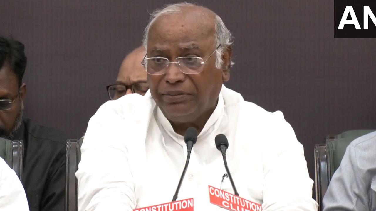 Mallikarjun Kharge: బీజేపీ ప్ర‌భుత్వం అదానీ ప్ర‌యోజ‌నాల కోసం ప‌నిచేస్తోంది: ఖ‌ర్గే