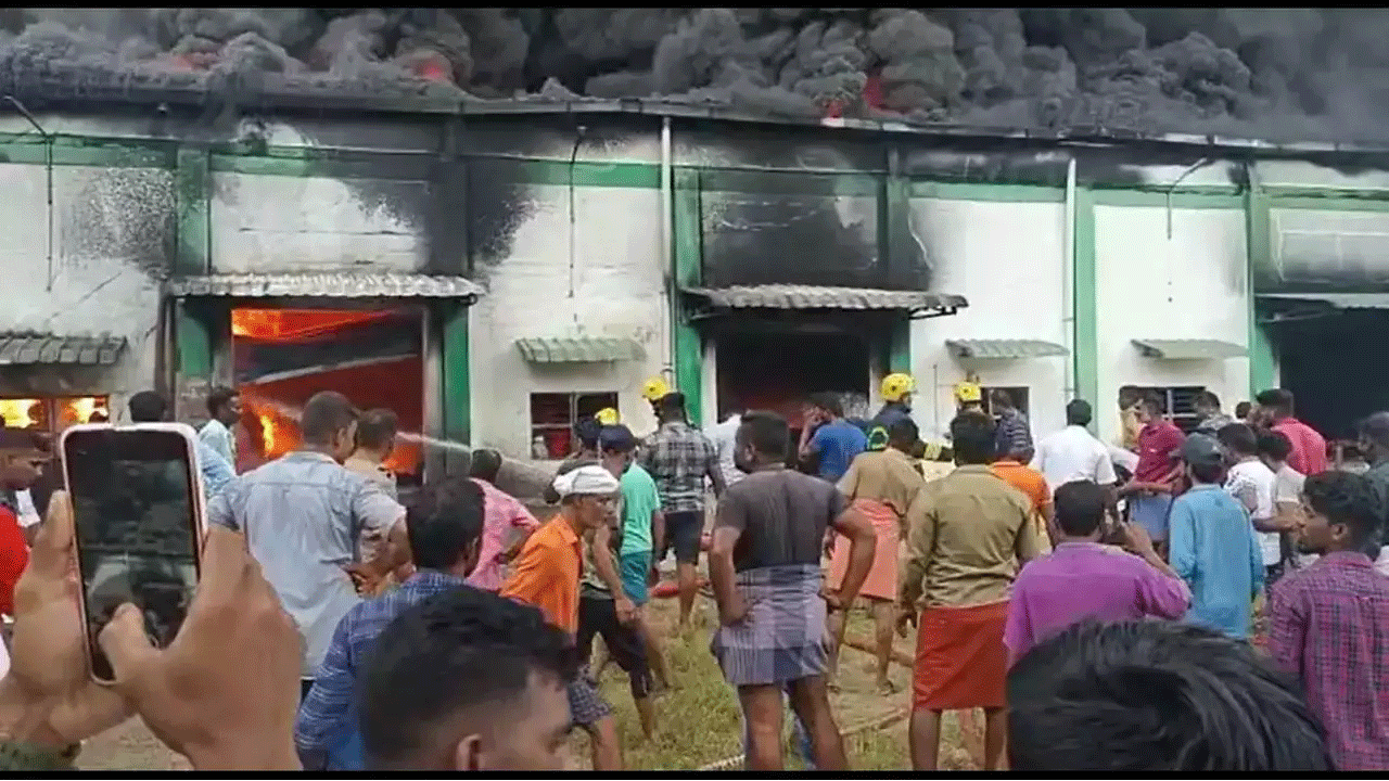 ర‌బ్బ‌ర్ మ్యాన్చుఫ్యాక్చ‌రింగ్‌ ప్లాంట్‌లో భారీ అగ్నిప్ర‌మాదం