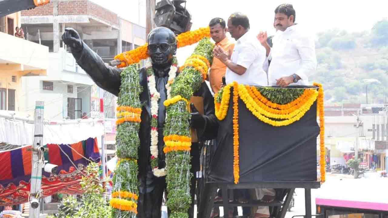 దేశానికి దిక్సూచి అంబేద్కర్‌ విగ్రహం